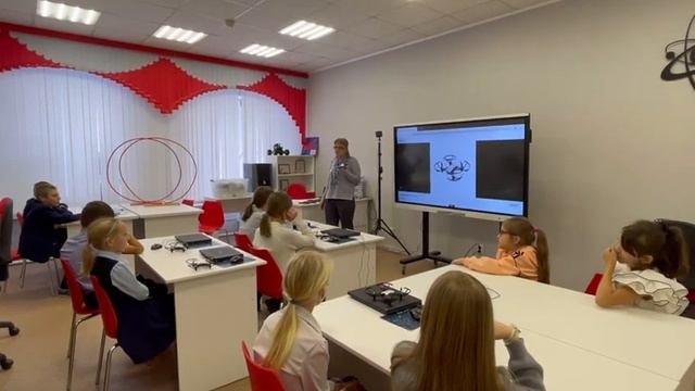 Занятие по обучению управления квадрокоптерами.