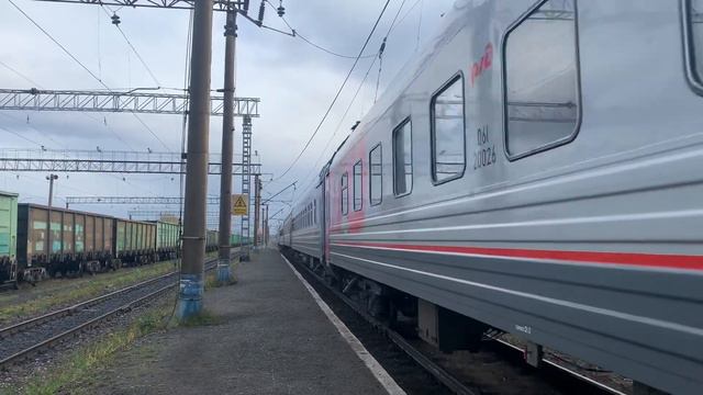 Тепловоз ТЭП70БС-142 с пассажирские поездом Новый Уренгой-Казань