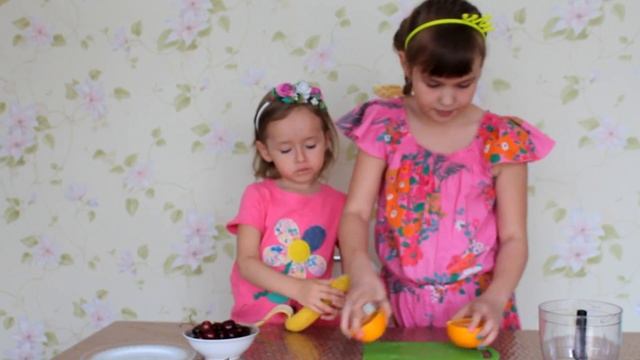 фруктово-ягодный смузи. Готовят дети. Ну очень вкусно и полезно смотреть онлайн