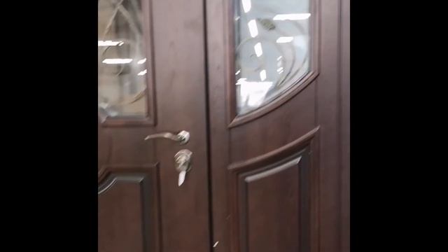 Парадная входная дверь со стеклом и ковкой для болших проемов загородного дома или крутого особняка смотреть онлайн
