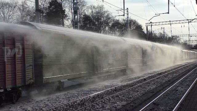 Эффектный проезд товарного поезда по МЖД смотреть онлайн