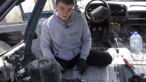 Снимаем старую Виброизоляцию. Корозия метала под Виброизоляцией