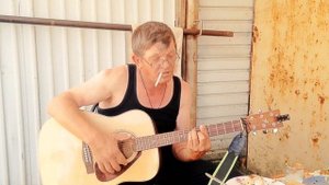 ♫ ♫ Батя круто спел под гитару. Песня про танкистов.