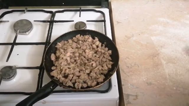 Лодочки из слоёного тесто с картофелем, мясом и огурцом. смотреть онлайн