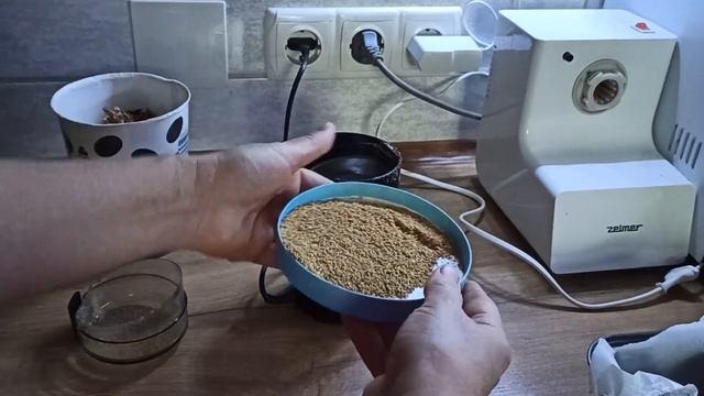 Не выбрасывайте семенные коробочки от сладкого перца. Из них получается отличная приправа. смотреть онлайн