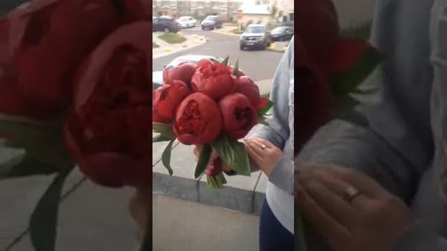 букет невесты из красных пионов.