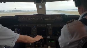 Кабина пилота самолета Боинг Красивая взлет большого грузового авиалайнера. Взлет Самолета