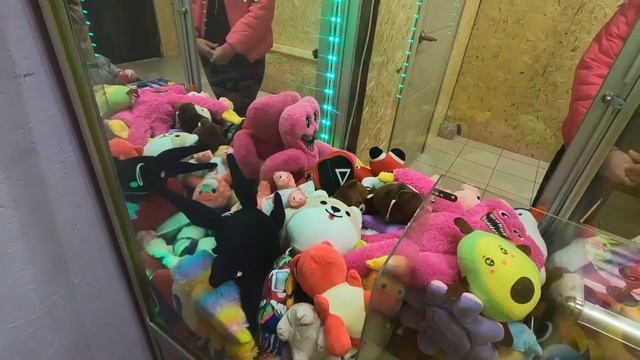 Новые "Радужные друзья" в автомате Хватайка / Играем в аппарате Хватайка