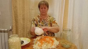 Квашеная белокочанная капуста с тмином и с морковью с укропом
