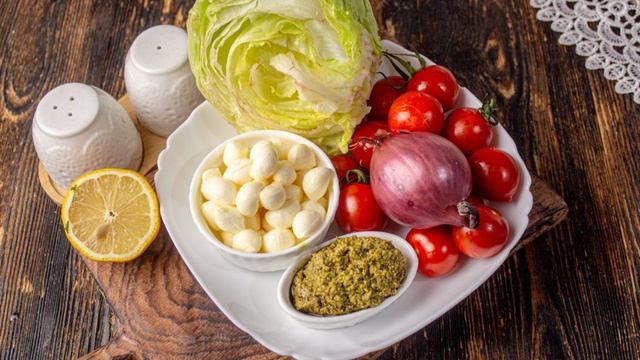 Салат с помидорами черри, моцареллой и соусом песто