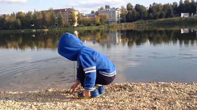 г.Лысьва Травянский пруд Максим первый раз кидает камни и ему очень понравилась. смотреть онлайн