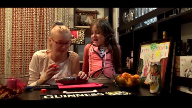 Ева с мамой делают шоколадную Кока-Колу - Eva with mother making Choc-Cola смотреть онлайн