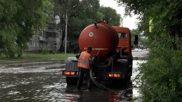 С улиц Благовещенска откачивают воду смотреть онлайн