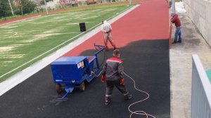 Напыление покрытия беговой дорожки