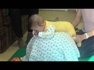 Как помочь ребенку научиться опоре на ноги