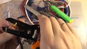 Инструмент для снятия изоляции ? с проводов и кабелей