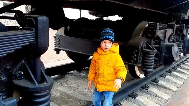 Старый паровоз на ЖД Вокзале Красноярска железнодорожный транспорт для детей