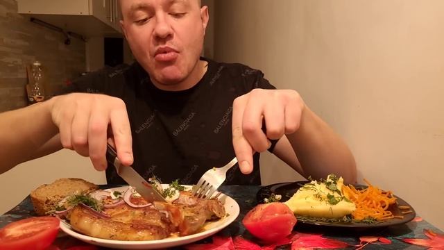 МУКБАНГ. ОБЖОР. СТЕЙК МАРИНОВАННЫЙ С ЛУЧКОМ, ПЮРЕ, УЗБЕКСКИЕ ПОМИДОРЫ. смотреть онлайн