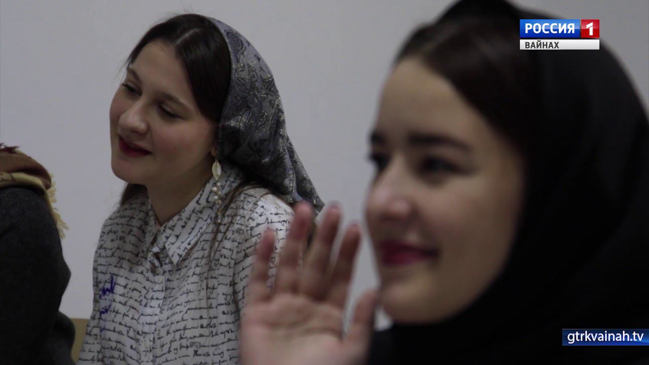 Девочка вайнах. Таймасханова Мадина Грозный. Фатима Таймасханова. Фатима Таймасханова фото. Асет Дадашева и Фатима Таймасханова.