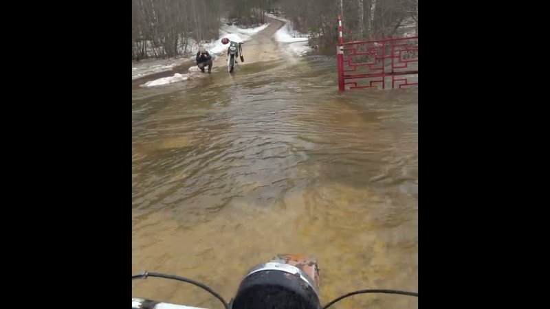 Восход 3м 01 через затопленный мост