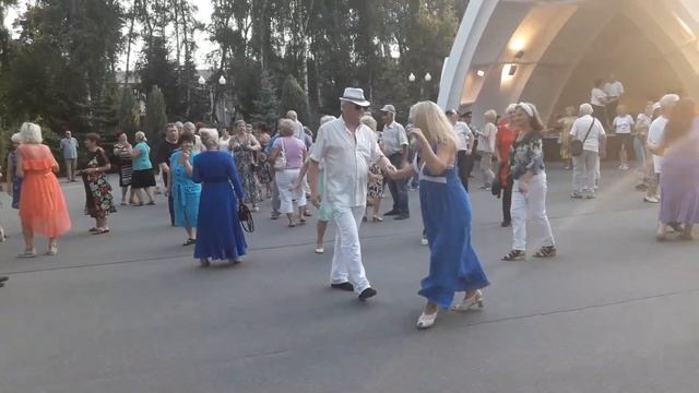 В осеннем танго с поцелуями дождя!!!??Танцы в парке Горького!!!??Харьков 2021 смотреть онлайн