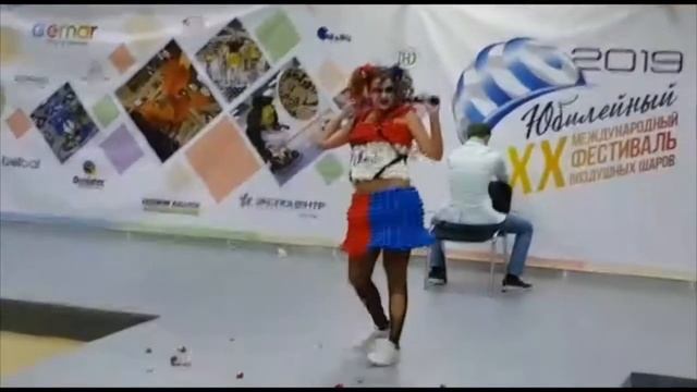 Дефиле в костюме из шаров! 2019 смотреть онлайн