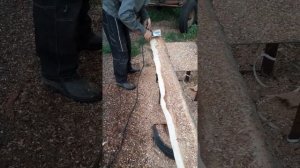 Механическая чистка коры дерева