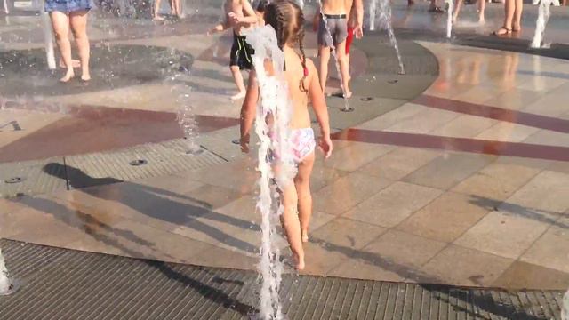 Жэка купается в фонтане Ростов-на-Дону 05.08.2016 часть 5 смотреть онлайн