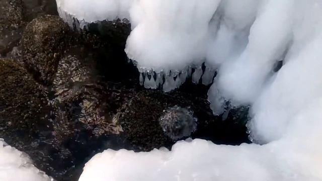 Зимнее море. Забралась на ледяные волнорезы, чтобы заснять такую красоту.