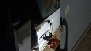 Мерседес Вито W638 V220 снятие дверной ручки со сдвижной двери.