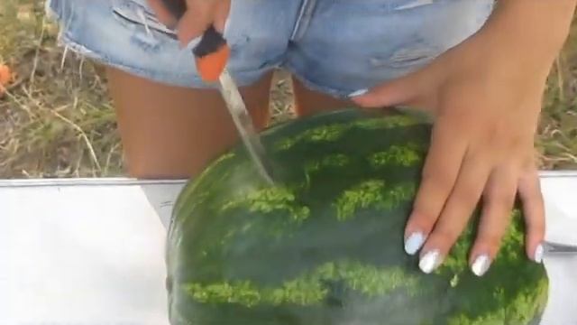 ЛАЙФХАК: графин для напитков из арбуза смотреть онлайн