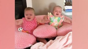 Самые смешные милые близнецы, счастливо играющие - Видео о маленьких близнецах - Baby Park
