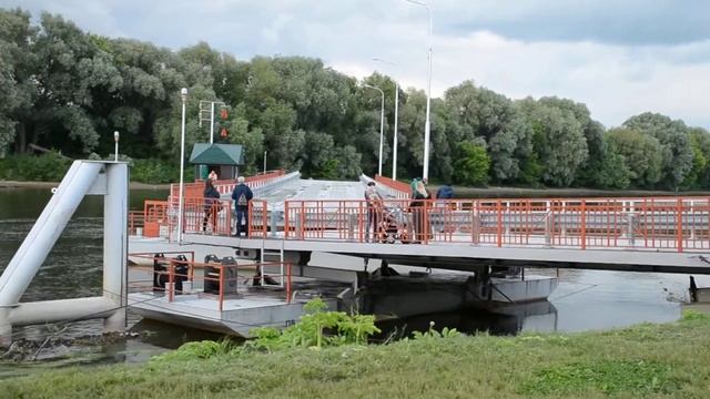 Коломна. Понтонный мост разводят.