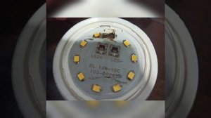 Внутри лампочки появилась жидкость,что внутри у светодиодной лампочки