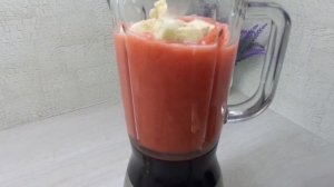 Арбузно-молочно-банановый коктейль. Лёгкий и освежающий напиток.