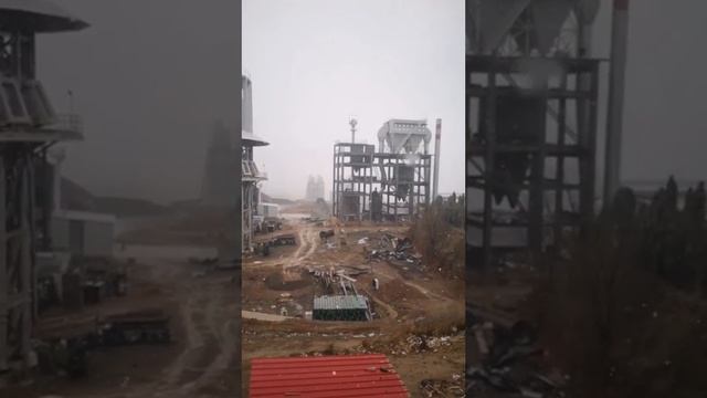 Heavy snow suddenly fell on the lime rotary kiln installation and construction site