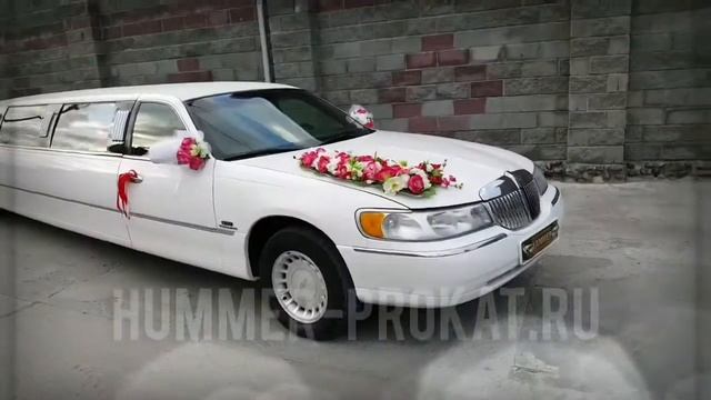 Белый лимузин Линкольн с свадебным украшением фуксия смотреть онлайн