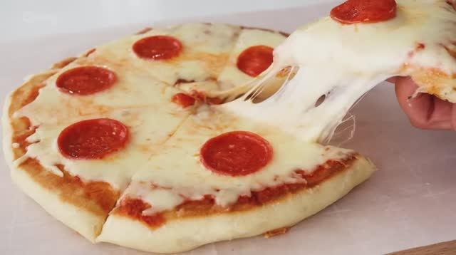 БЫСТРОПИЦЦА на сковороде без скалки! смотреть онлайн