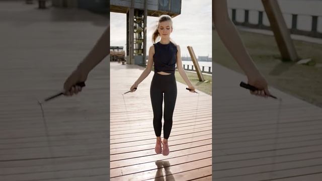 A WOMAN DOING A JUMP ROPE EXERCISE