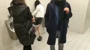Девка в мужском туалете