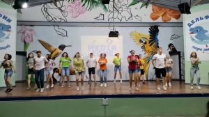 Ягода-малинка детский лагерь "Дельфин" вожатые на сцене