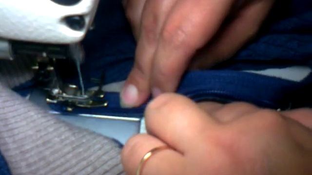 Фабрики .Как втачать молнию в вырез свитера Lupetto ? Обучающее видео. смотреть онлайн