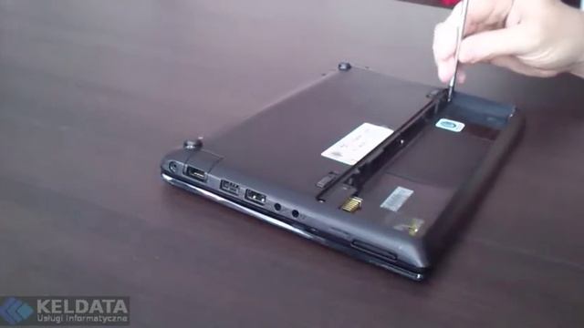Wymiana dysku twardego w Asus eee pc 1018p смотреть онлайн