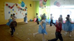 Дети старшей группы танцуют танец "Ромашка-ромашка"