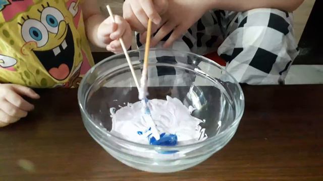 Смешиваем зубную пасту и клей. смотреть онлайн