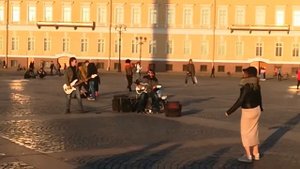 Уличные музыканты Санкт-Петербурга поют песню Виктора Цоя на Дворцовой площади