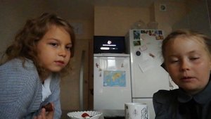 Пробуем кислую конфету с Дашей!!! Аня ананасик!!!!