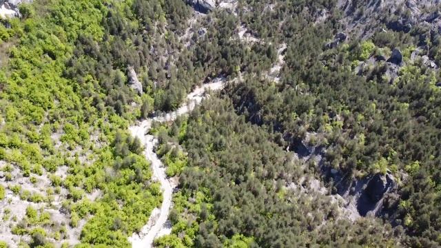 Грузия, Рача, известняковые столбы Саирме и дорога к деревне Зеда Саирме смотреть онлайн