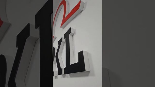 Film z realizacji. Litery przestrzenne 3D ze styroduru. Robimy-Reklamy.pl Kreatywne Studio Olsztyn