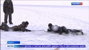 Мордовские спасатели учат детей спасению на шатком льду